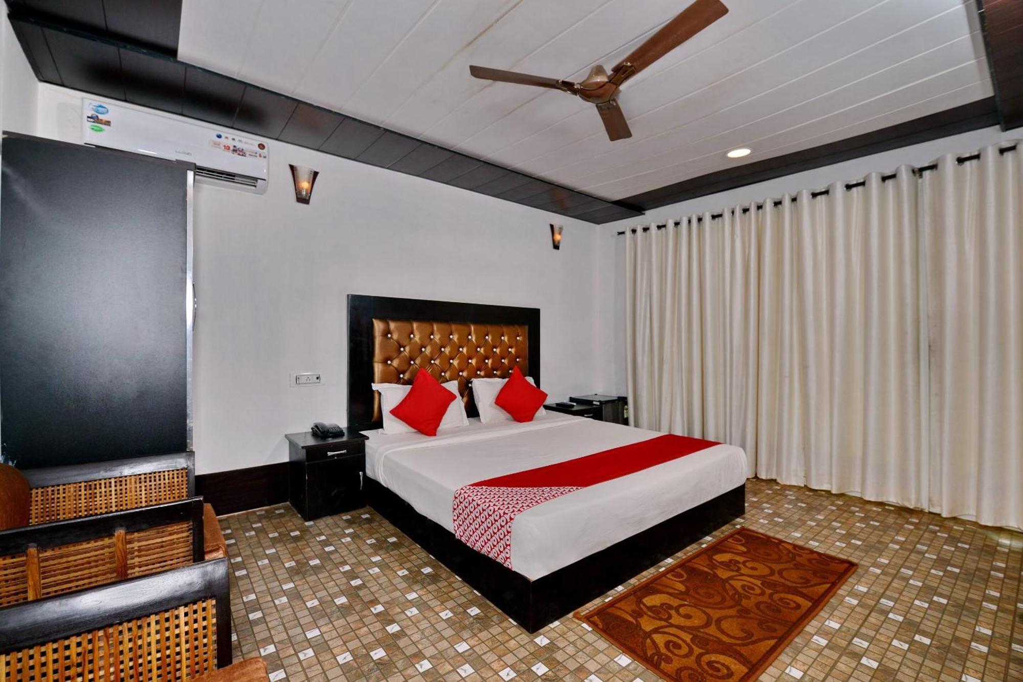 Collection O Retreat Morjim Resort Esterno foto