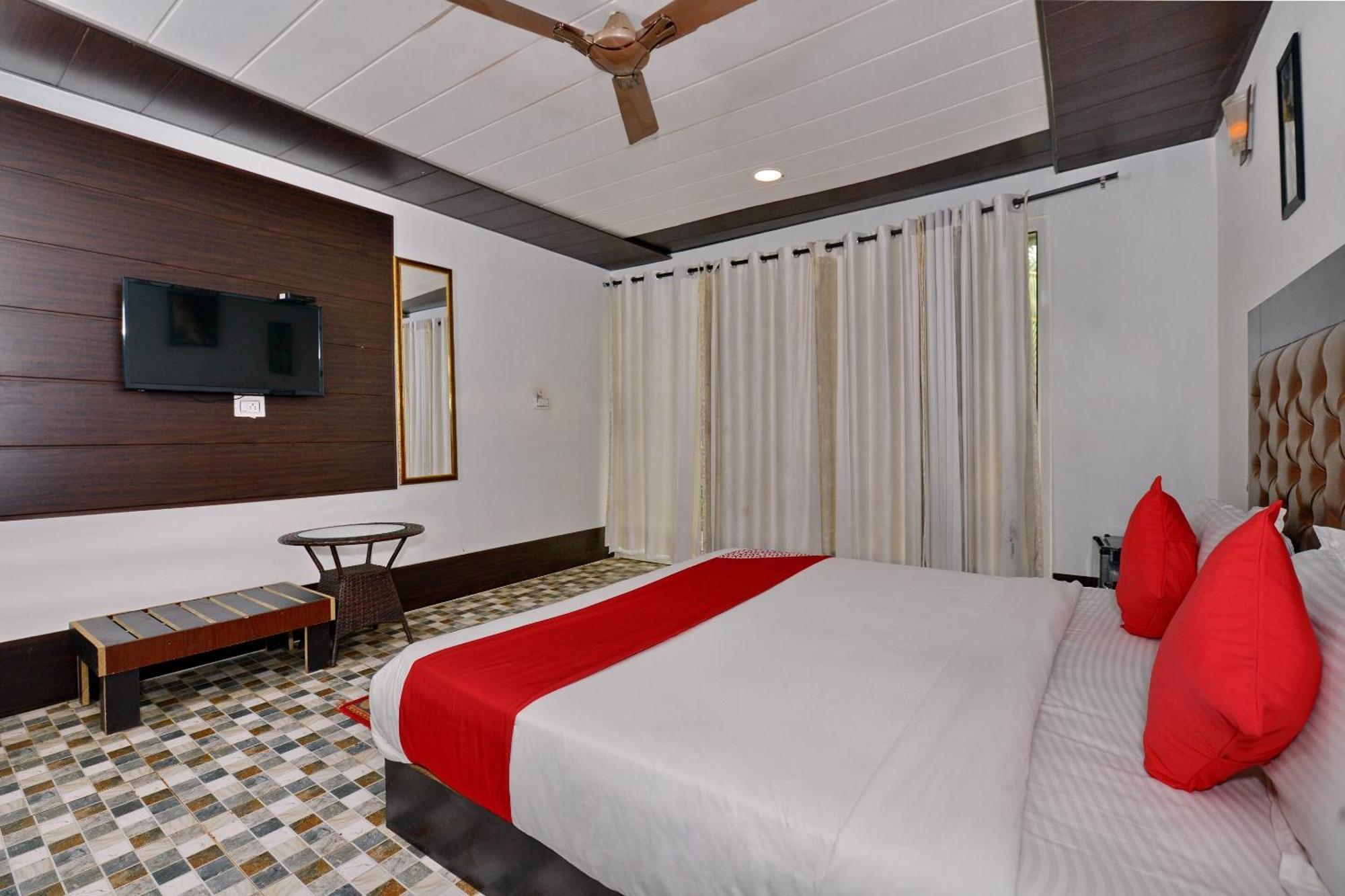 Collection O Retreat Morjim Resort Esterno foto